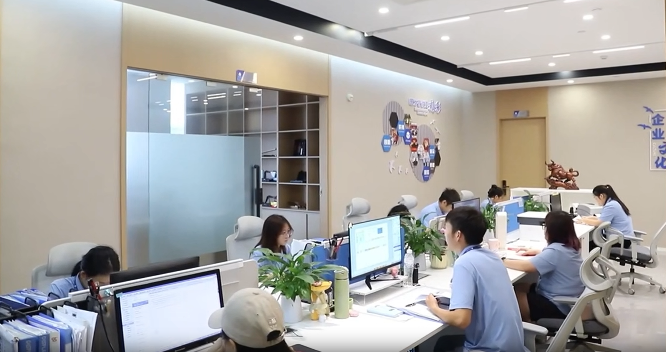 JIFAN team coordinating customer projects in the office